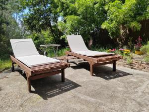two lounge chairs and a table in a backyard at Maison individuelle, au calme in Visan