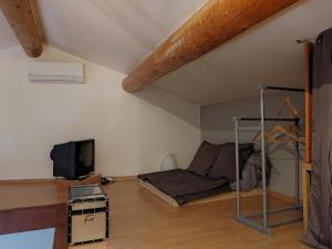 a living room with a couch and a tv at Maison individuelle, au calme in Visan