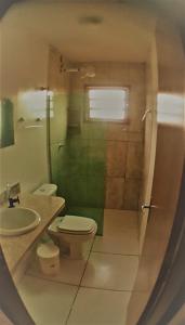 een badkamer met een toilet, een wastafel en een douche bij Sossego de Jaua in Camaçari