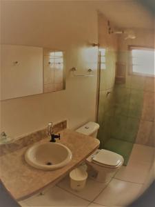 een badkamer met een wastafel, een toilet en een douche bij Sossego de Jaua in Camaçari