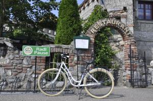 rower zaparkowany przed kamienną ścianą w obiekcie Burg Rooms - 24h Self-Check-in w Spielbergu