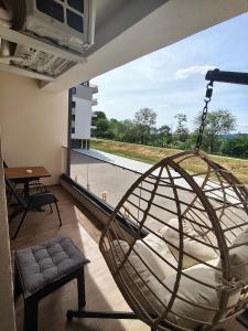 a room with a swinging bed and a window at Nota in Veliko Gradište