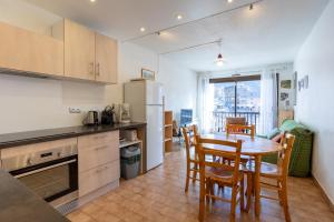 a kitchen and dining room with a table and chairs at Central Parc T2 Pour 4 Pers in Briançon