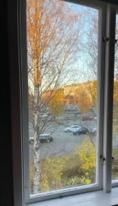 a window with a view of a parking lot at 5ans rum in Skellefteå