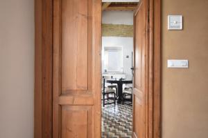 an open door to a dining room with a table at Monti d'Abruzzo in Crecchio +30 photos