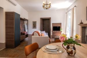 a living room with a table and a couch at Palazzo Brighenti in Pozzolengo