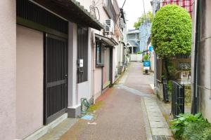 an empty alley way with buildings and a street at Re-home in Izunokuni