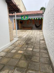 an empty courtyard of a building with a bench at A 3,3 km do Parque do Povo in Campina Grande