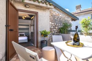 a patio with a table and chairs and a bedroom at Palazzo Brighenti in Pozzolengo
