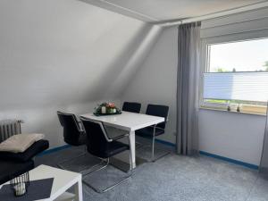 a room with a table and chairs and a window at Apartment Düte in Erpen