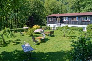 a yard with tables and chairs and a building at BodeBude in Thale