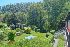 a view of a garden from a house at BodeBude in Thale