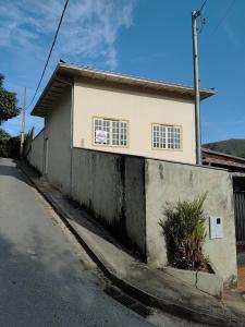 a building on the side of a street at Flat Alvorada in Ouro Preto