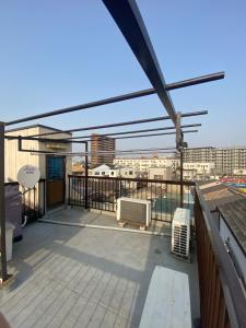 a rooftop deck with a view of a city at 静佳民宿 in Osaka