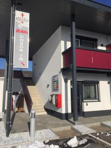 un edificio con una escalera y un cartel en él en Burg Rooms - 24h Self-Check-in en Spielberg