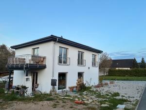 a white house with a balcony on top of it at Hedwig und Anna in Zapfendorf