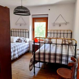 a bedroom with two beds and a window at Eclipse Experience in Joara