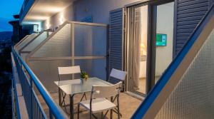 a balcony with a table and chairs on a balcony at Blue Sea Apartments in Qeparo
