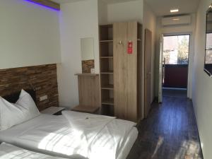 Łóżko lub łóżka w pokoju w obiekcie Burg Rooms - 24h Self-Check-in