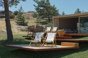 a group of chairs sitting on top of a house at Casa das Penhas Douradas - Burel Expedition Hotel in Manteigas