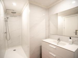 Bilik mandi di just hostel capsules