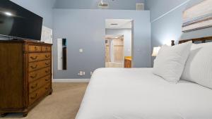 a bedroom with a white bed and a dresser at 907 Mariners Club in Key Largo +43 photos