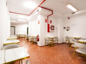Ruang duduk di just hostel capsules