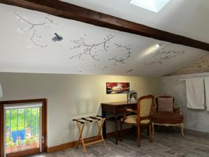 a room with a desk and chairs and a window at L'Ecrin de Launac in Launac
