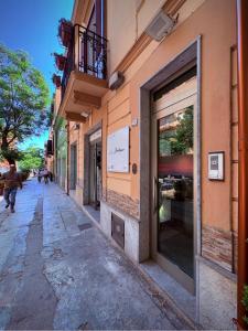 an empty street with a store window on a building at Le case di Rebecca in Palermo
