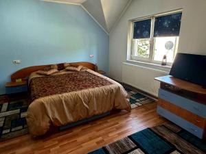 a bedroom with a bed and a dresser and a window at Casa Elena in Râmnicu Vâlcea