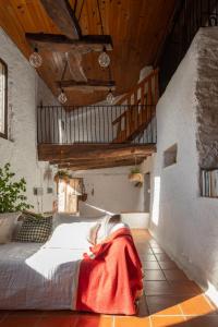 a bedroom with a bed with a red blanket on it at Casa Yolanda in Bojar