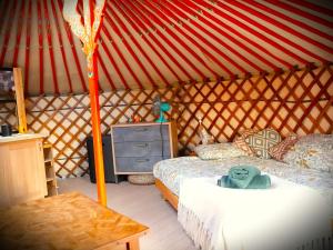 a bedroom with a bed in a yurt at Le Ptit Mas Yourte ou Logicube in Salernes