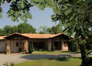 a house with a red roof at Les Anthémis in Gujan-Mestras