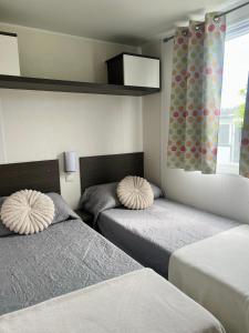 a bedroom with two beds and a window at Camping benquerencia in Pena
