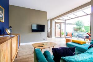 a living room with a couch and a table at Evasion in Albi