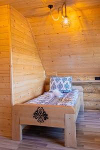a room with a bed in a wooden cabin at Bali domy RESORT & SPA in Laskowa +28 photos