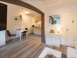 a kitchen and living room with a table and chairs at Apartment Jan im Dangaster Nest in Varel