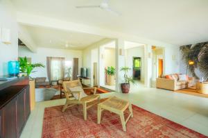 a living room with two chairs and a table at Peter's Beach House in Poste Lafayette