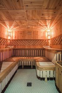 una sauna vacía con paredes de madera y bancos de madera en Czerwone Wierchy - sauna i jacuzzi wliczone w cenę podczas pobytu! en Białka Tatrzanska