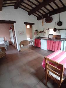 a living room with a table and a kitchen at Casa Rustica mit privatem Pool zur alleinigen Nutzung in Corinaldo