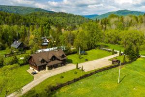 an aerial view of a house in the mountains at Dom Gościnny Borsuczyna in Wetlina