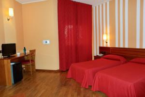 Habitación de hotel con 2 camas y cortina roja en Hotel Air Bag en Lodi