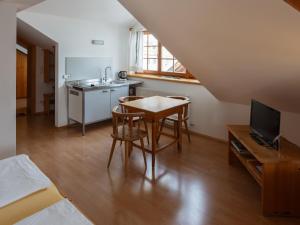 a small kitchen with a table and chairs in a room at Pension Hallberg in Hallstatt