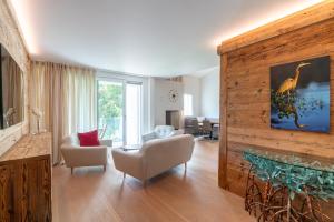 a living room with a large wooden wall at Residenza Edelweiss 5 3 in Sils Maria