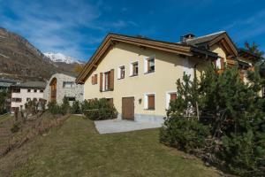 a house in the mountains with a yard at Trais Fluors C3 in Maloja