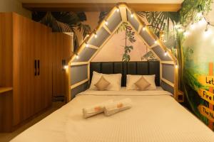 a bedroom with a bed with two towels on it at Orsom Stay Rooms with Jacuzzi Sector 53 Gurgaon in Gurgaon +121 photos