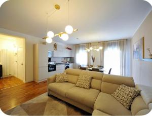 a living room with a couch and a kitchen at Irpinia Maison in Quarto dʼAltino