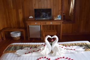 Postel nebo postele na pokoji v ubytování Inle Cottage Boutique Hotel