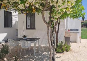 a table and chairs sitting next to a tree at Il Verde Rifugio in San Lorenzo