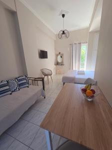 a room with two beds and a table with a bowl of fruit at Mare blu Lefkada in Nydri